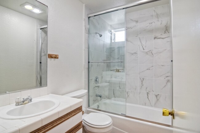 Building Photo - Cute 2 Bedroom Condo Steps Away from Endle...