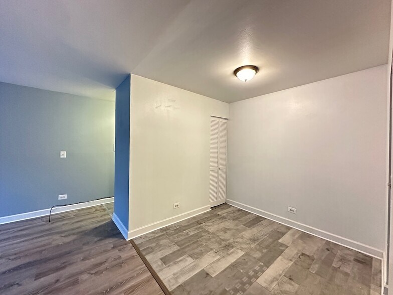 Building Photo - 3825 N Pine Grove Ave