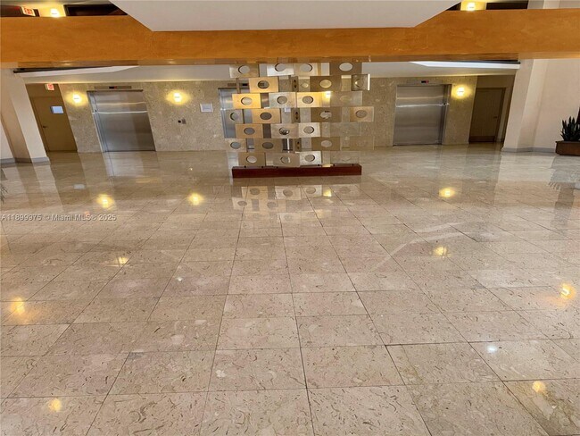 Building Photo - 400 Leslie Dr