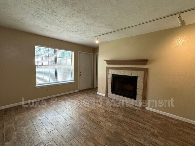 Building Photo - 11120 N Stratford Dr