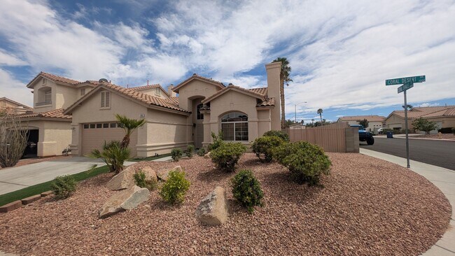 Building Photo - 3 bedroom 1 story house with large backyar...