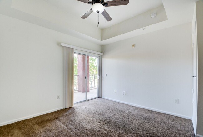 Building Photo - Park Avenue Mid Rise Condo. All HOA Amenities
