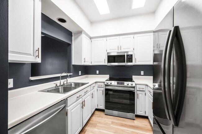 Building Photo - Awesome updated 2BR/1.5BA townhome in Bell...