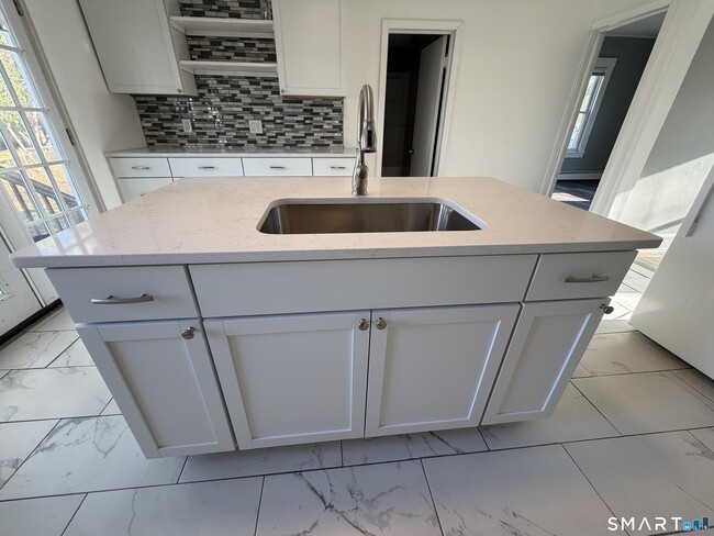 Building Photo - 402 Allen St