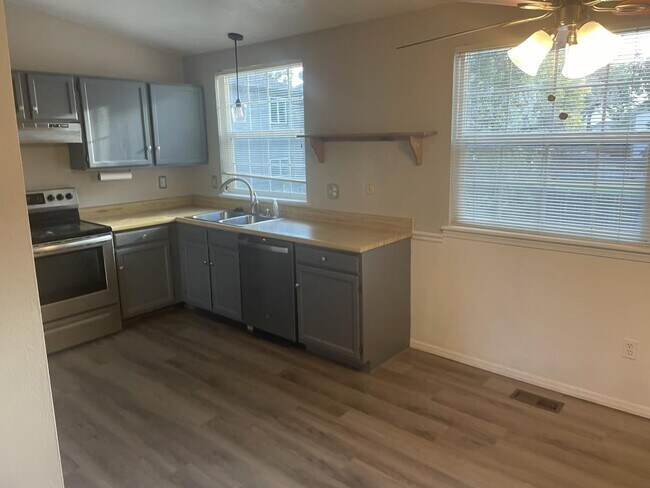 Building Photo - 8575 Cottonwood Way