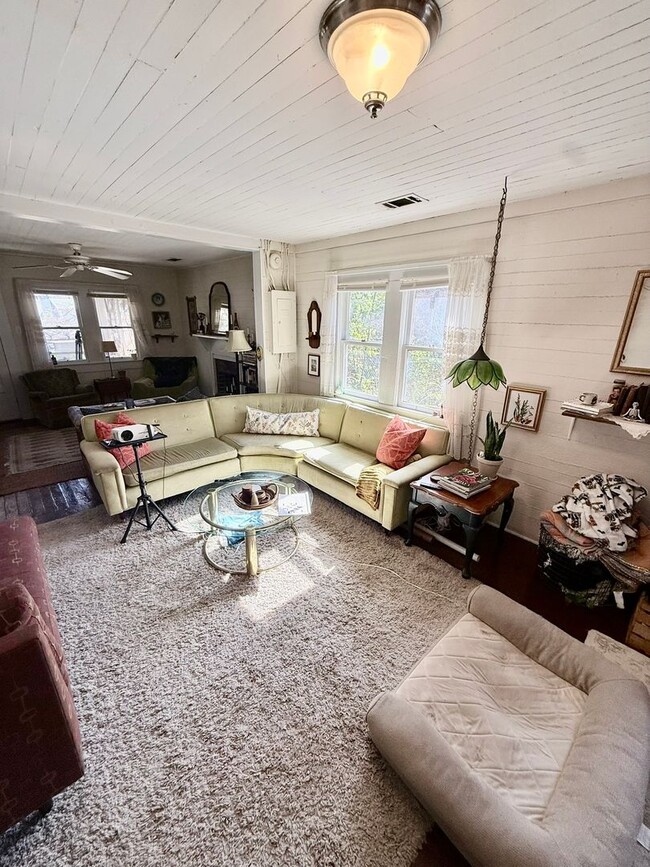 Building Photo - Easy St. Two Bedroom