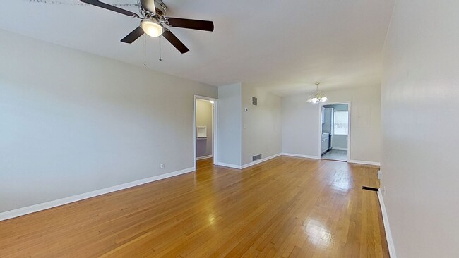 Building Photo - Cute and Charming Renovated Apartment!