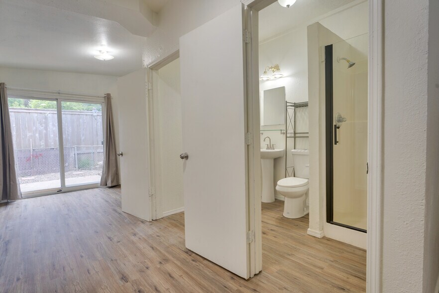 Family Room Hallway - 2919 SE 90th Pl