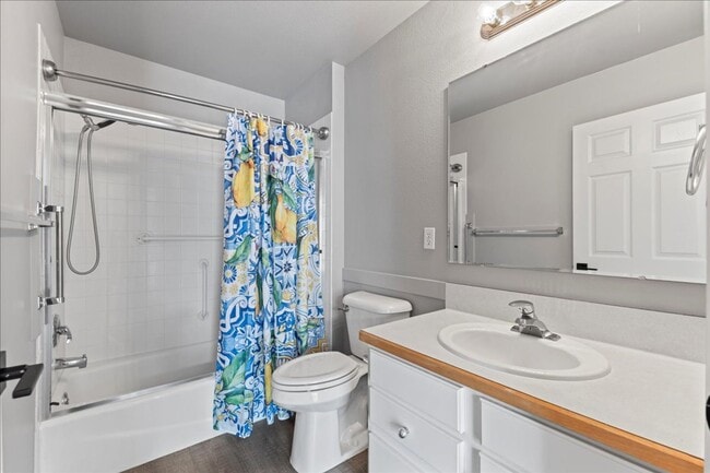 Building Photo - 2 Bedroom 2 Bathroom townhome in Southeast...