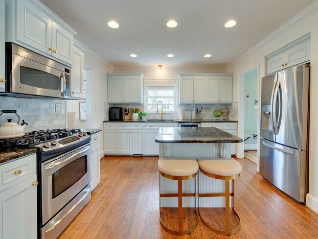 Building Photo - 3221 Sunset Dr