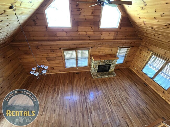 Building Photo - Beautiful Cabin in Sugar Grove with Multi-...