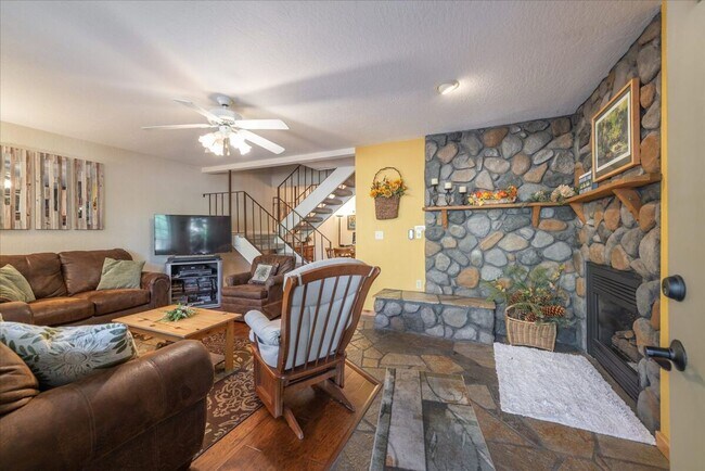 Building Photo - Lake Forest 3 Bedroom Ski Lease