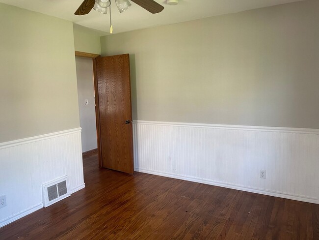 Building Photo - Charming Bungalow Available - Walk To Sout...