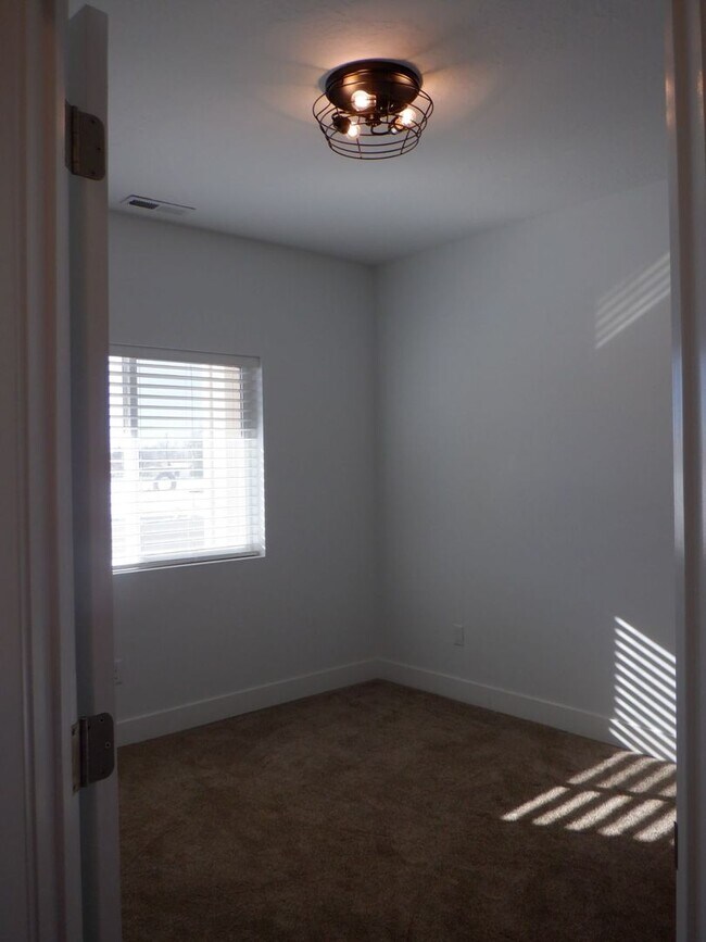 Building Photo - 3 Bed 2 bath with 2 car attached garage