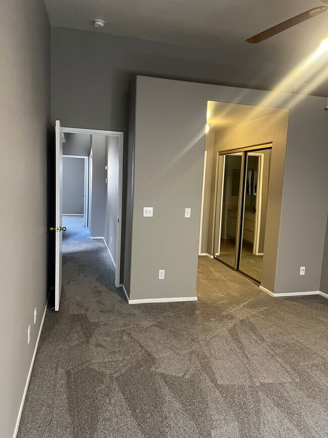 Building Photo - 3 Bedroom 2 Bathroom Townhome for Rent in Palmdale