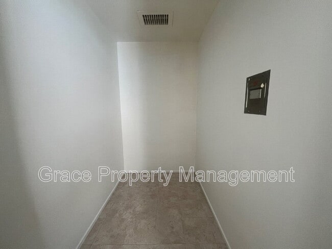 Building Photo - 8910 Hoyt Dr