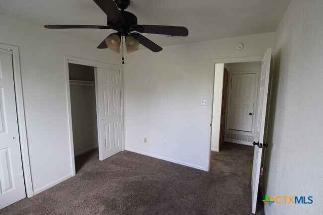 Building Photo - 2412 Skylark Cir