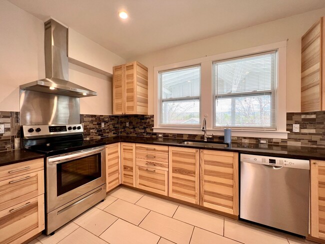Building Photo - Charming 2 Bedroom Home - All utilities in...