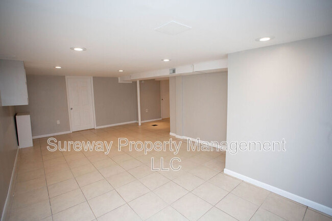 Building Photo - 841 Grove St