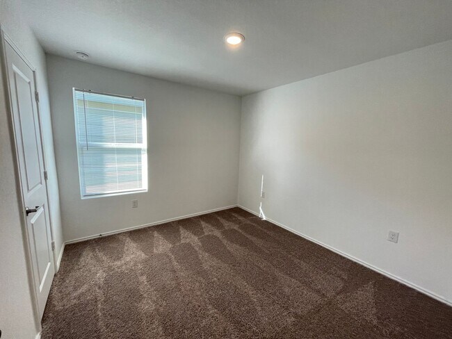 Building Photo - Like-New | 3 bed/2 bath | 1-story | No Carpet | Wonderful Amenities |On Golf Course in Mission De...