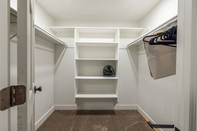 Building Photo - 1157 E Sego Lily Dr