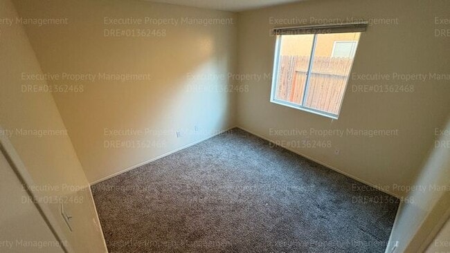Building Photo - 4 bedroom 2 bathroom split wing home in North Bakersfield
