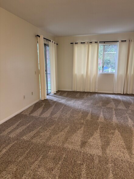 Large Living Room - 10737 San Diego Mission Rd