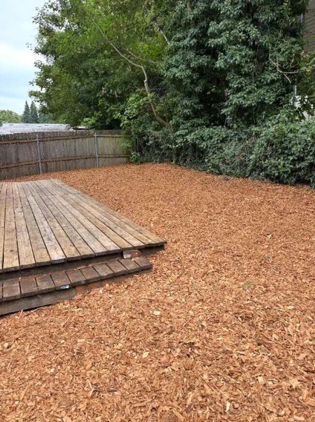 Building Photo - Great, Spacious & Inviting Home in the Heart of Milwaukie! Move-in Special DISCOUNT of $200!!!