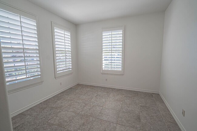 Building Photo - 4 Bedroom Home for Rent on the Lake at Bridgeport!