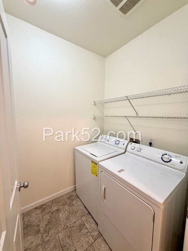 Building Photo - 2 Bedroom Plus Office Condo in DuPont!