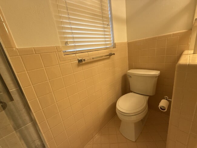 Building Photo - "Charming Space in Yukon, OK! Lawn care included!"