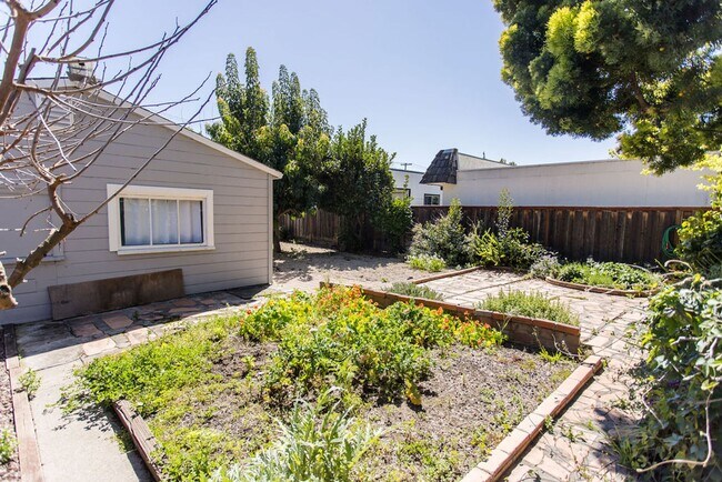 Building Photo - Charming 2 Bedroom House with Expansive Wo...