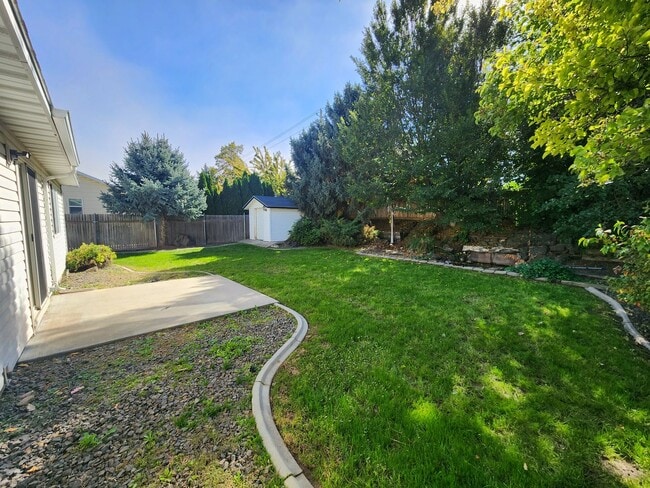 Building Photo - Remodeled 3 bedroom