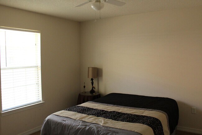 Building Photo - 4 Bedroom in Waterfront Subdivision!