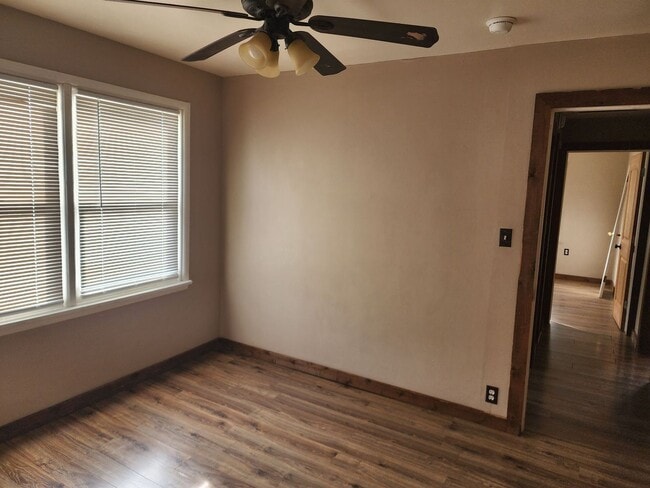 Building Photo - Close to schools and shopping