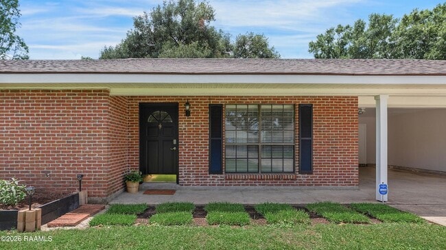 Building Photo - 118 Village Green Dr