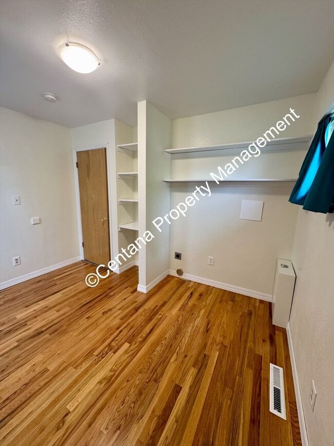 Building Photo - 3 Bed 1 Bath located on the flats