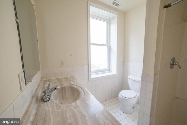 Building Photo - 1850 N 16th St