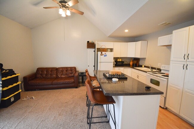 Building Photo - Adorable 2 bedroom home with garage just b...