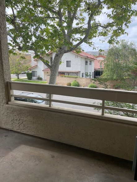 Balcony - 3246 Darby St