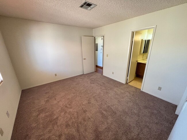 Building Photo - Gorgeous 2BED/2BATH Condo nestled in a Roc...