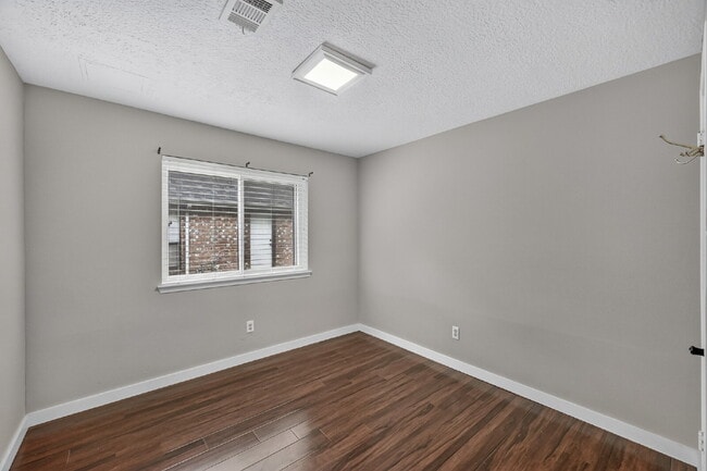 Building Photo - "Charming 3-Bed Oasis with Modern Touches & Granite Elegance in Houston!"