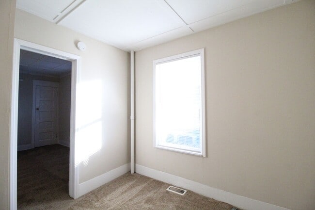 Building Photo - December FREE On This 1 Bedroom 1 Bath House Near KU Med & Westport