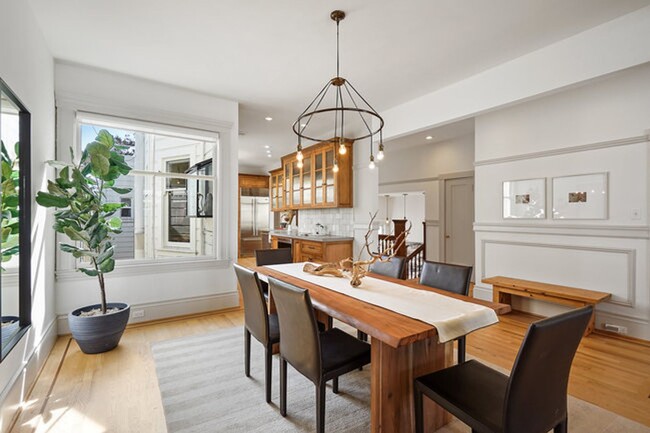 Building Photo - Gorgeous 4BR/2.5BA Nob Hill Home with Shar...