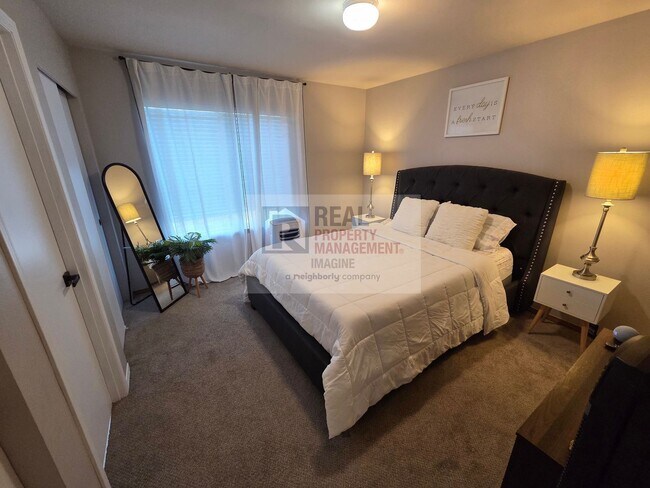 Building Photo - Check Out This Adorable 2.0 bedroom, 2.5 b...