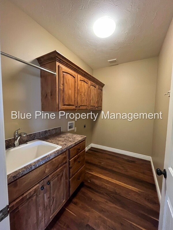 Building Photo - 6192 Pheasant Dr