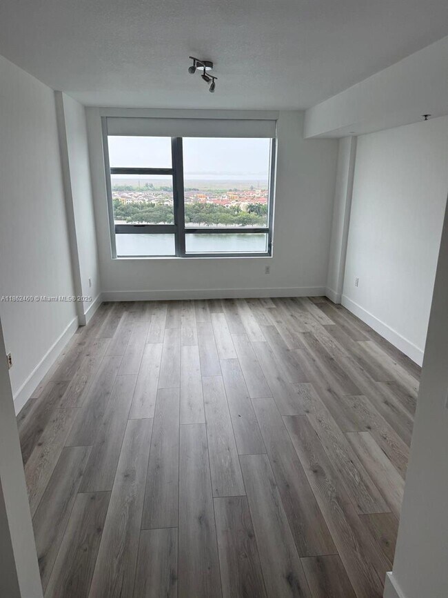 Building Photo - 2681 N Flamingo Rd