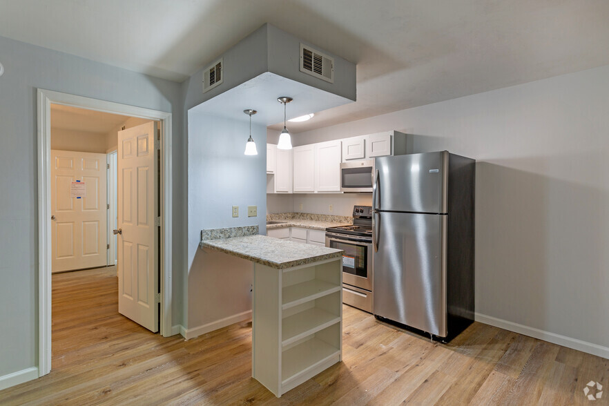 1BR, 1BA-500 SFLiving/Kitchen, Renovated - Silver Leaf Apartments