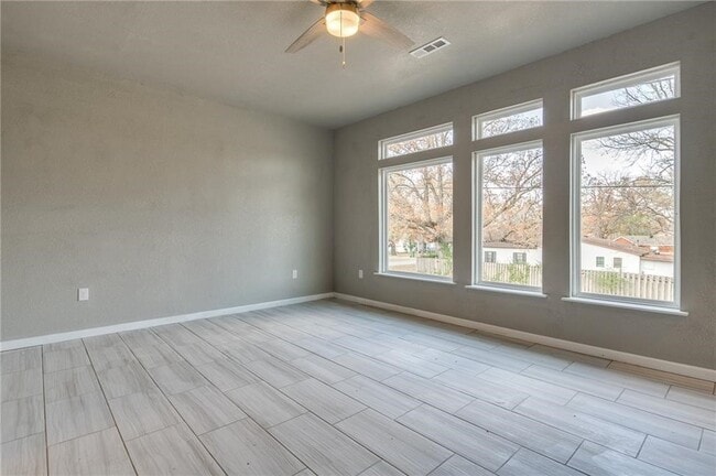 Building Photo - 402 E Hemlock St