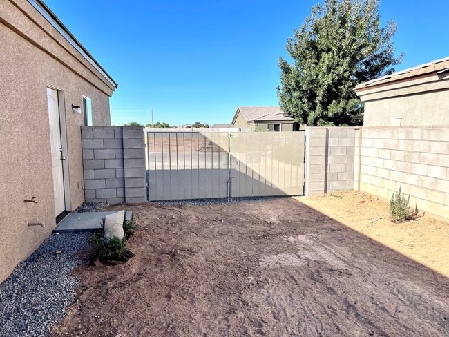 Building Photo - Beautiful 4 Bedroom Home in Kingman Crossing Community.